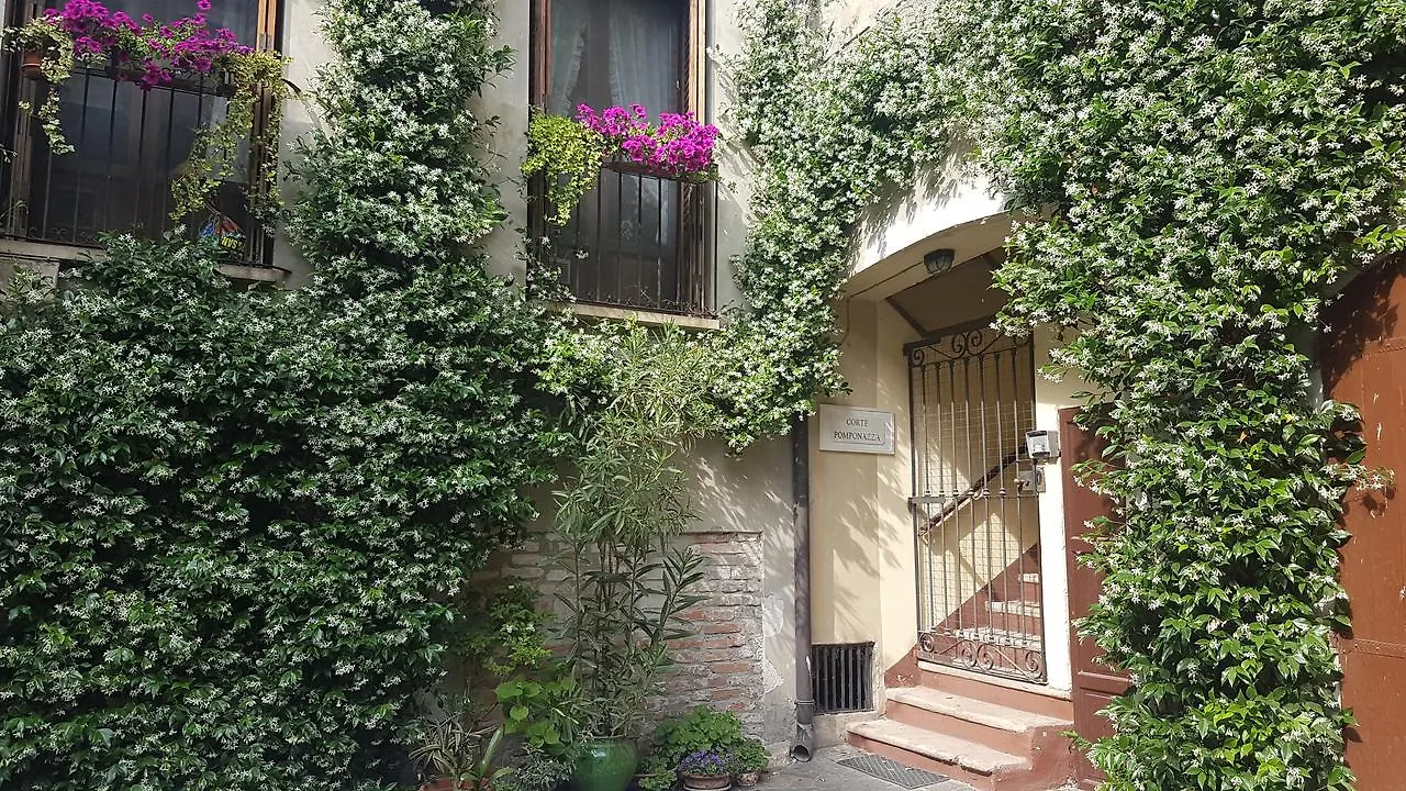 Apartahotel Corte Pomponazza Mantua Italia